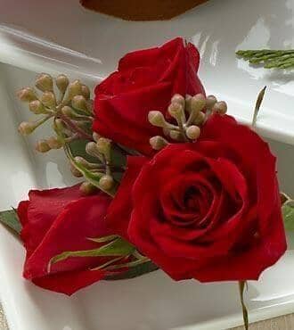 Red Spray Rose Boutonniere™